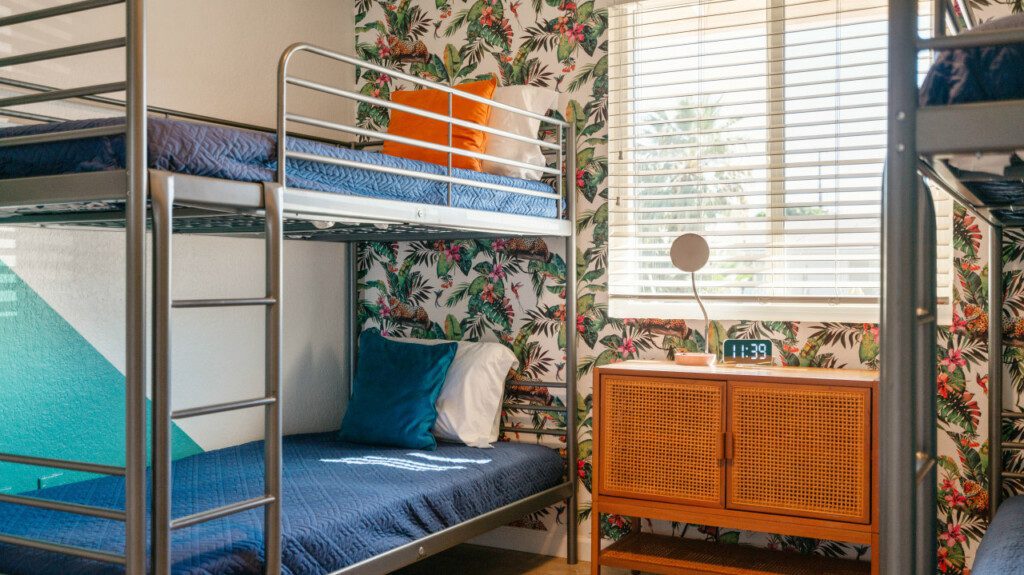 Pet Friendly, perfect winter family friendly, with pack and play, Vacation Rental in Bermuda Dunes, Close to golf, festival grounds, Coachella, stage coach, heated pool and hot tub and putting green