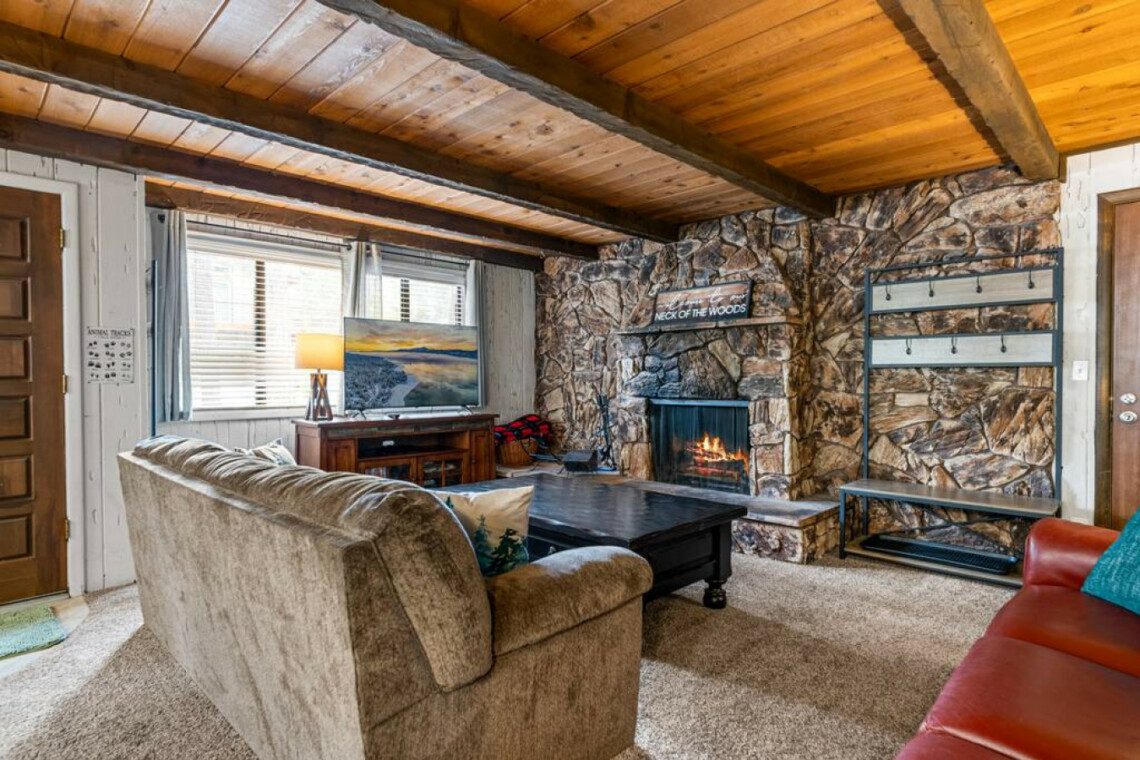 Snowy Wonderland Retreat: A cozy Airbnb nestled minutes from prime sledding, snow parks, and ski boarding areas. Family-friendly with a plethora of kid-friendly activities, games, and toys. Enjoy a private snow play experience in the fully-fenced yard, perfect for both kids and pets. Your winter getaway awaits!