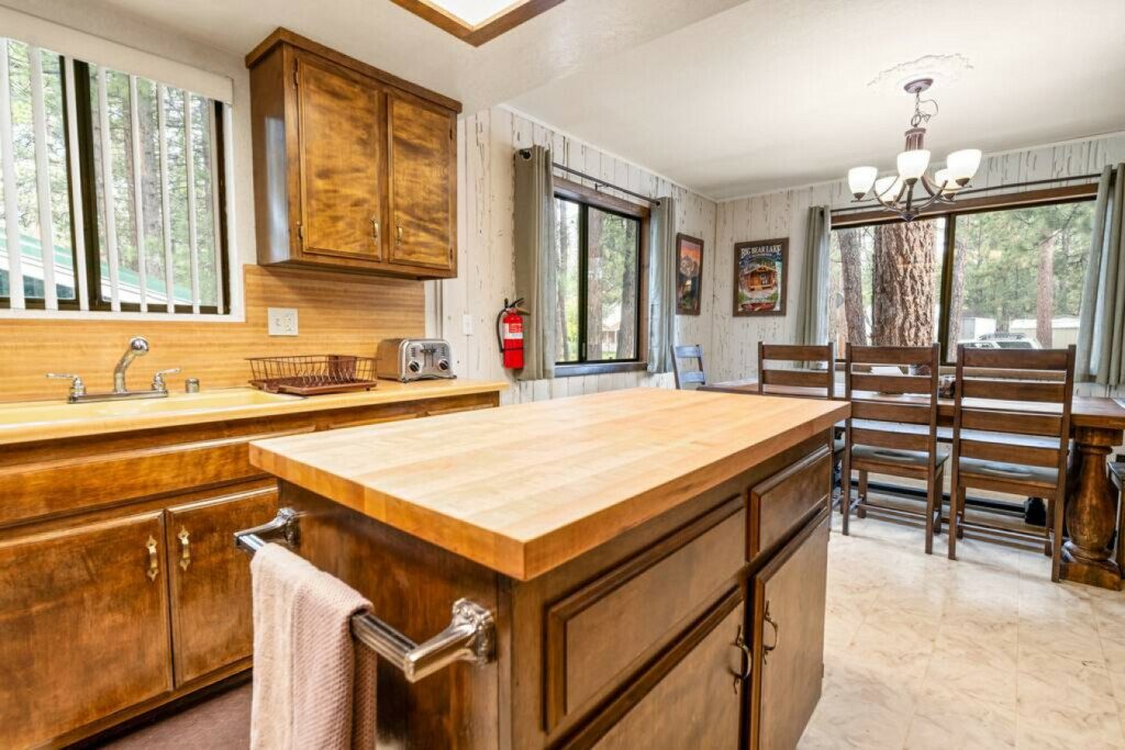 Snowy Wonderland Retreat: A cozy Airbnb nestled minutes from prime sledding, snow parks, and ski boarding areas. Family-friendly with a plethora of kid-friendly activities, games, and toys. Enjoy a private snow play experience in the fully-fenced yard, perfect for both kids and pets. Your winter getaway awaits!