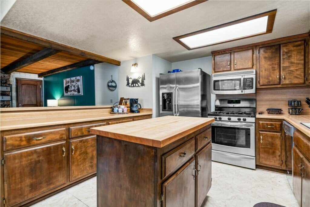 Snowy Wonderland Retreat: A cozy Airbnb nestled minutes from prime sledding, snow parks, and ski boarding areas. Family-friendly with a plethora of kid-friendly activities, games, and toys. Enjoy a private snow play experience in the fully-fenced yard, perfect for both kids and pets. Your winter getaway awaits!