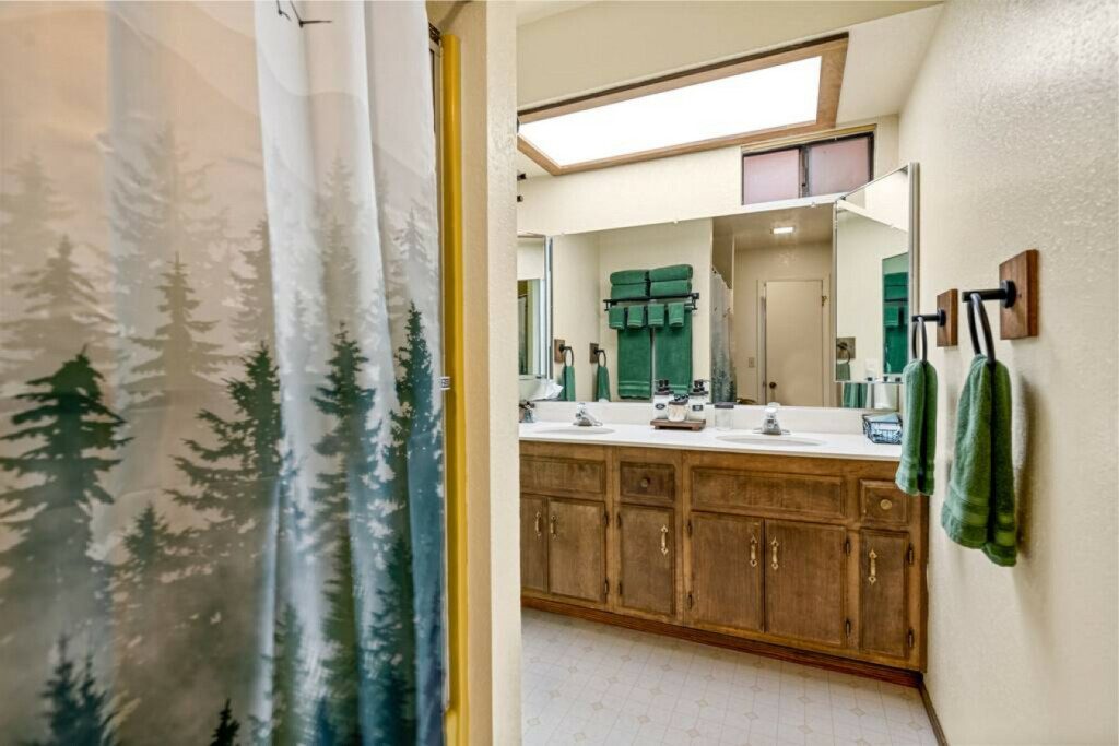Snowy Wonderland Retreat: A cozy Airbnb nestled minutes from prime sledding, snow parks, and ski boarding areas. Family-friendly with a plethora of kid-friendly activities, games, and toys. Enjoy a private snow play experience in the fully-fenced yard, perfect for both kids and pets. Your winter getaway awaits!