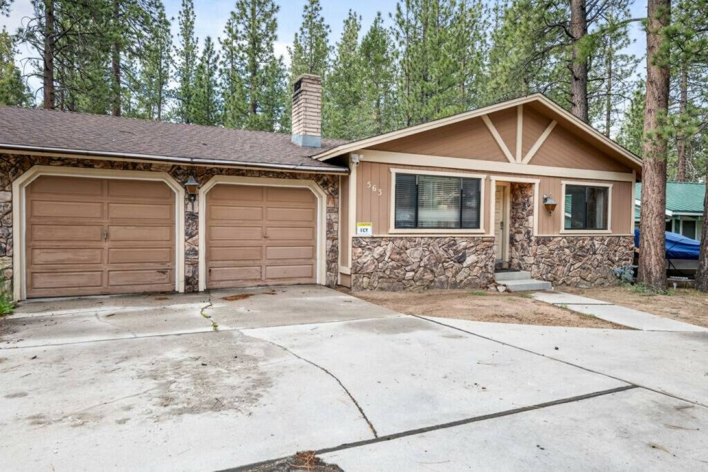 Snowy Wonderland Retreat: A cozy Airbnb nestled minutes from prime sledding, snow parks, and ski boarding areas. Family-friendly with a plethora of kid-friendly activities, games, and toys. Enjoy a private snow play experience in the fully-fenced yard, perfect for both kids and pets. Your winter getaway awaits!