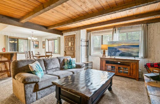 Snowy Wonderland Retreat: A cozy Airbnb nestled minutes from prime sledding, snow parks, and ski boarding areas. Family-friendly with a plethora of kid-friendly activities, games, and toys. Enjoy a private snow play experience in the fully-fenced yard, perfect for both kids and pets. Your winter getaway awaits!